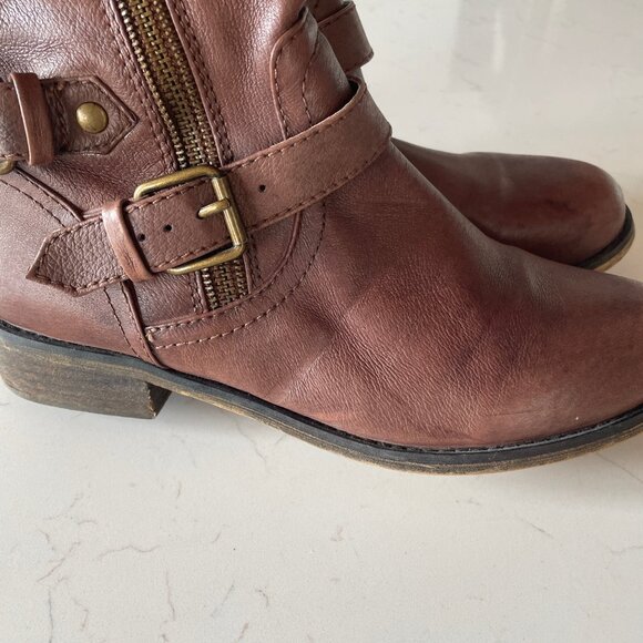 Steve Madden Brown Leather Buckled Knee High Low Heel Riding Boots Women's 8.5 - Picture 5 of 7